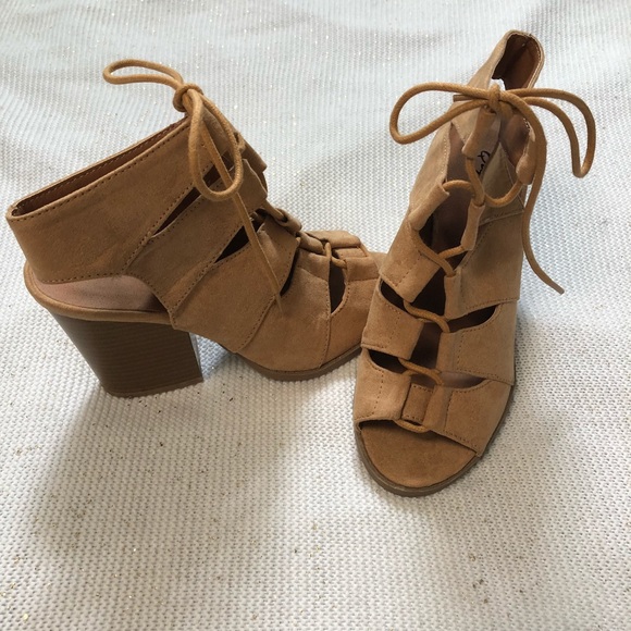 Qupid Shoes - Brand new lace up chunky heel sandal